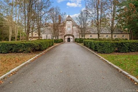 8 Serenite Lane Muttontown NY 11791