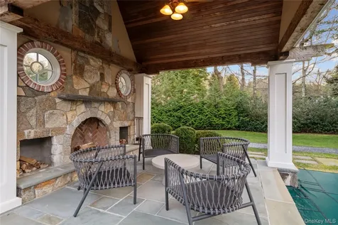 8 Serenite Lane Muttontown NY 11791