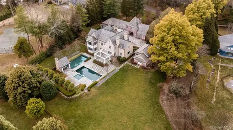 8 Serenite Lane Muttontown NY 11791