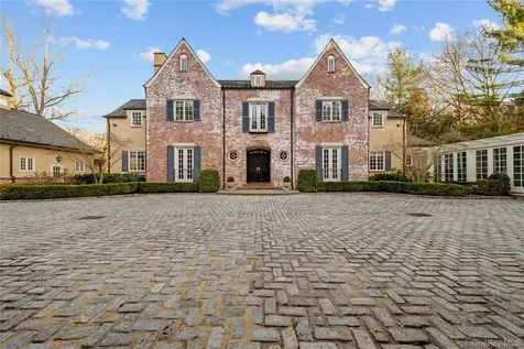 8 Serenite Lane Muttontown NY 11791
