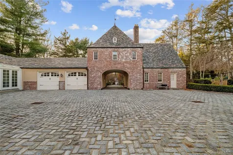 8 Serenite Lane Muttontown NY 11791