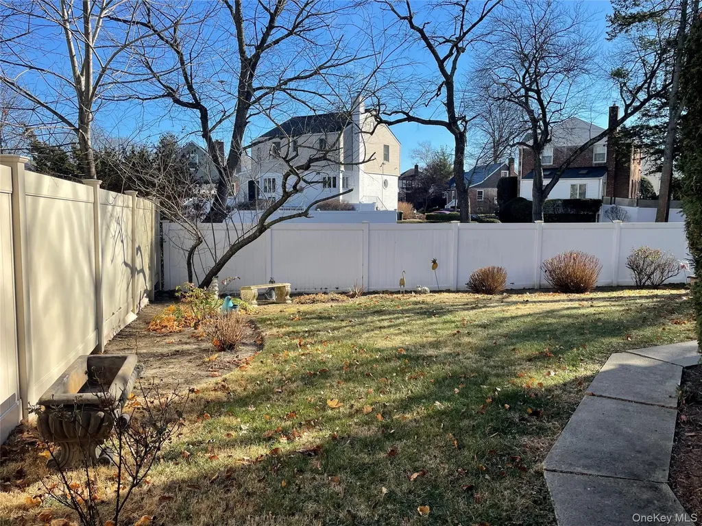 27 Birch Lane Valley Stream NY 11581