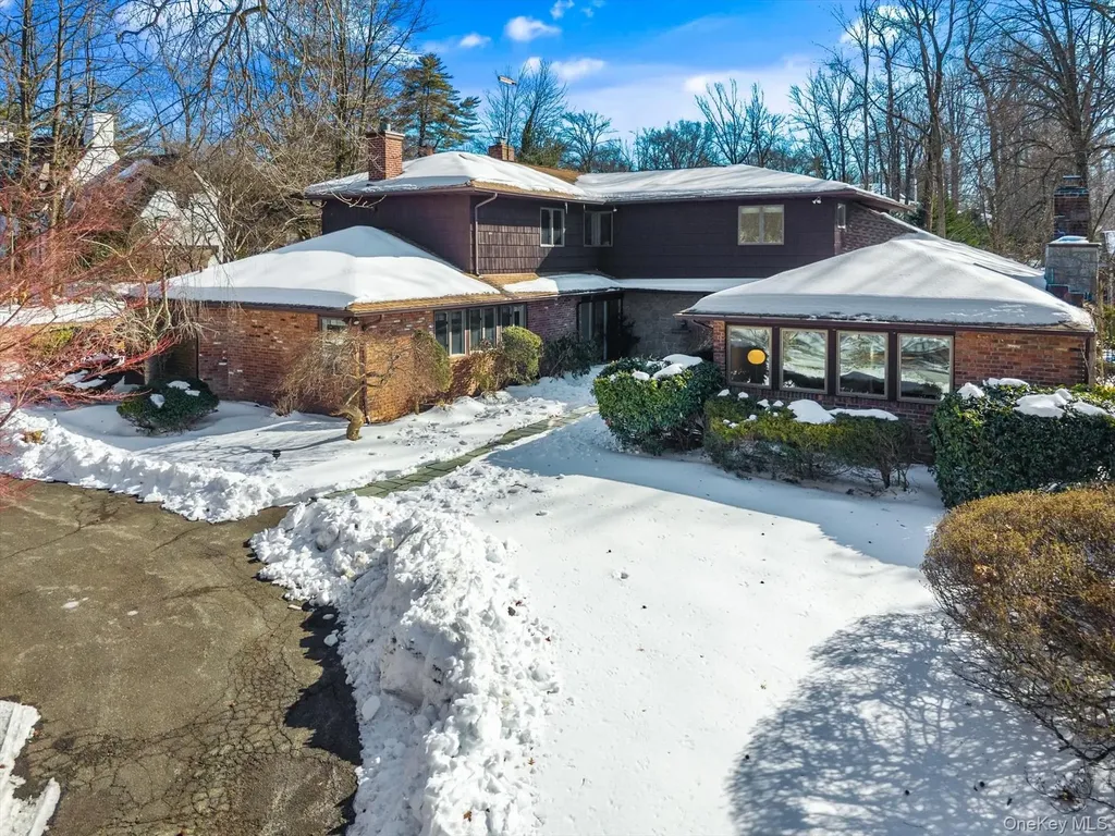 20 Henhawk Road Great Neck NY 11024