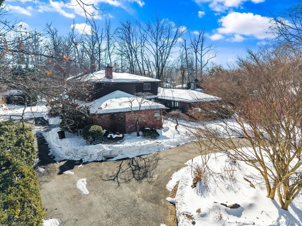 20 Henhawk Road Great Neck NY 11024
