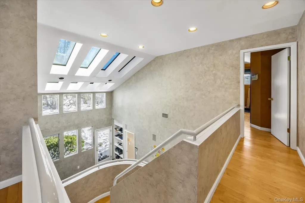 20 Henhawk Road Great Neck NY 11024