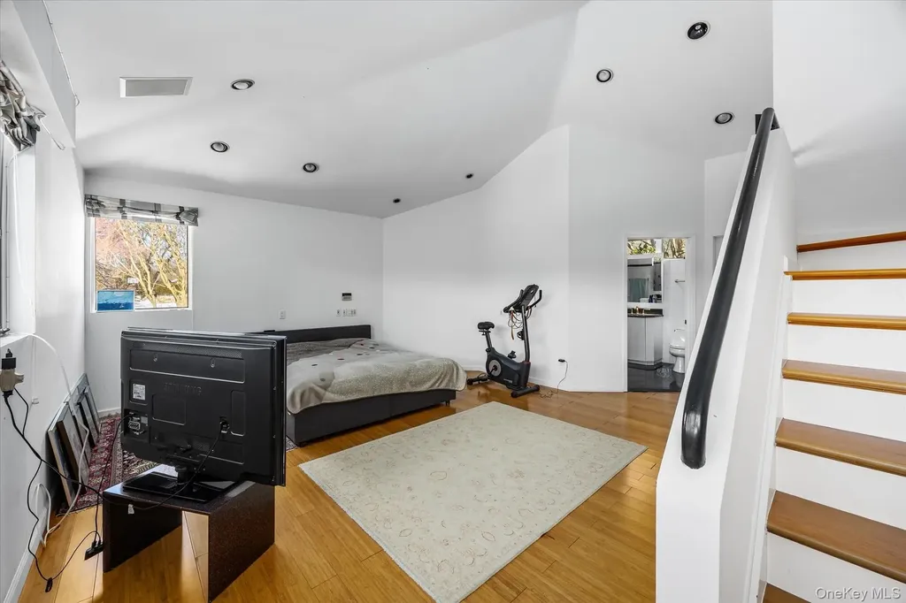 20 Henhawk Road Great Neck NY 11024