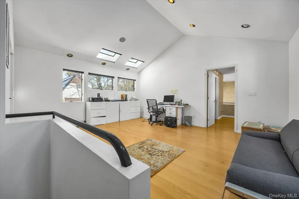 20 Henhawk Road Great Neck NY 11024