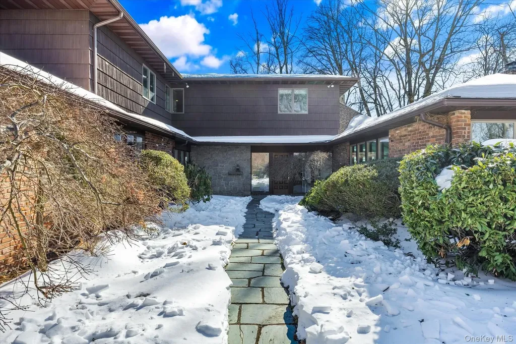 20 Henhawk Road Great Neck NY 11024