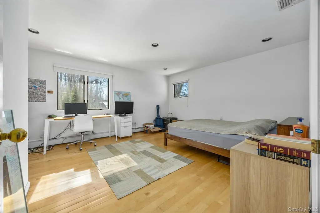 20 Henhawk Road Great Neck NY 11024