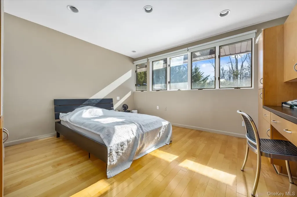 20 Henhawk Road Great Neck NY 11024