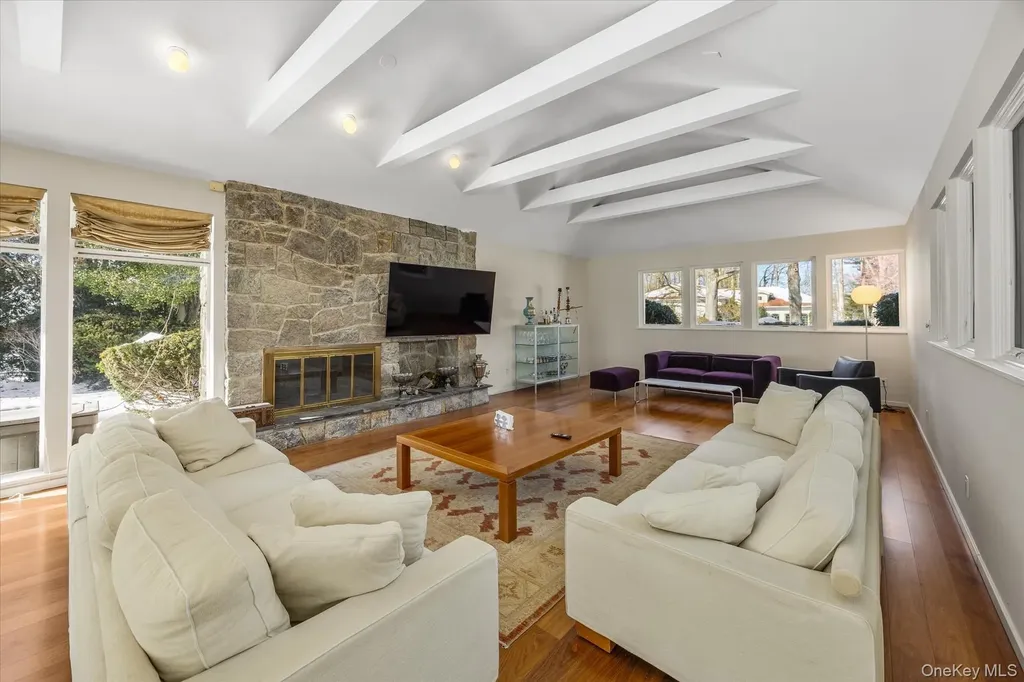 20 Henhawk Road Great Neck NY 11024