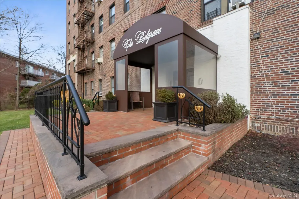 37 Brompton Road Great Neck NY 11022