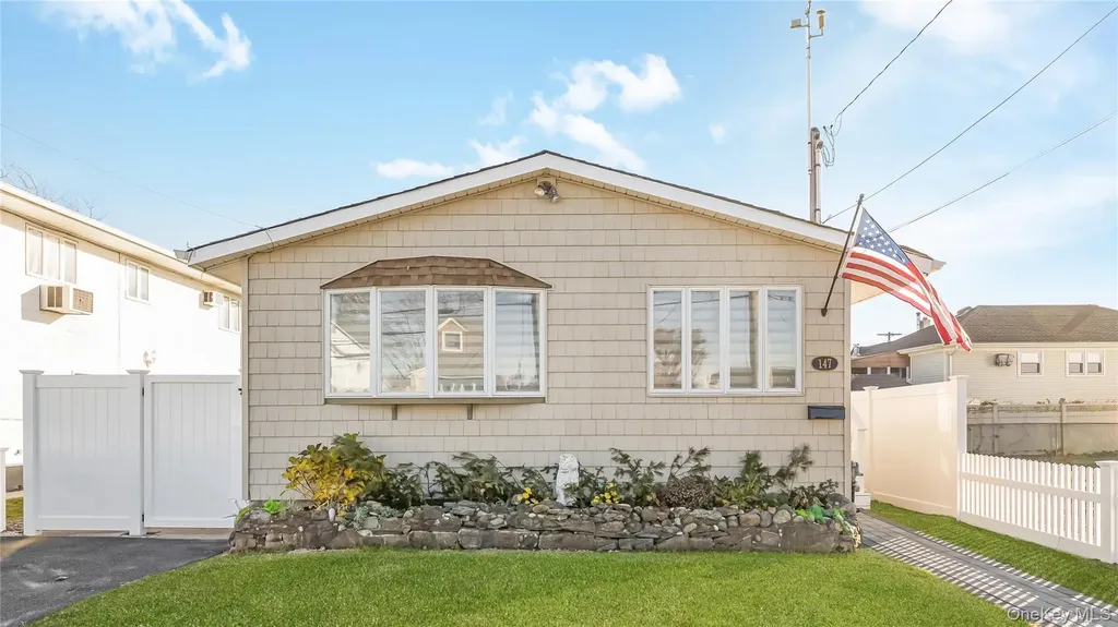 147 W Hampton Road Lindenhurst NY 11757