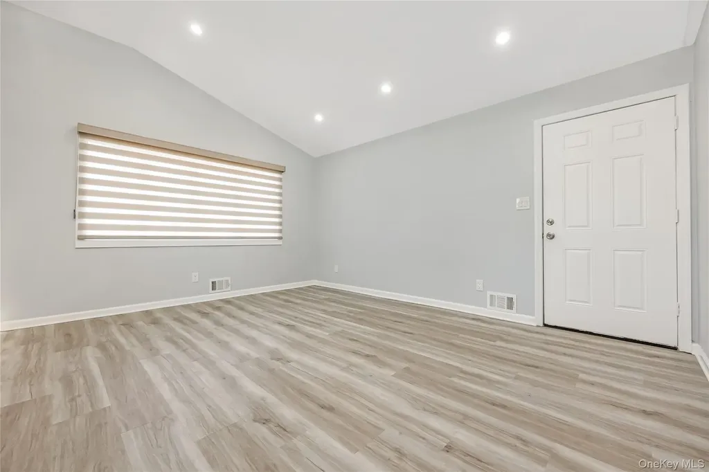 147 W Hampton Road Lindenhurst NY 11757