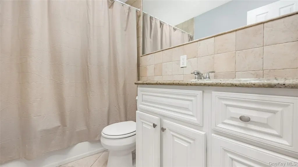 147 W Hampton Road Lindenhurst NY 11757