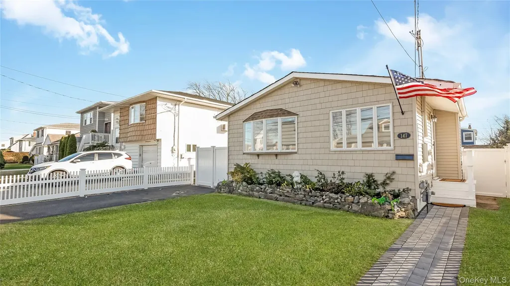 147 W Hampton Road Lindenhurst NY 11757