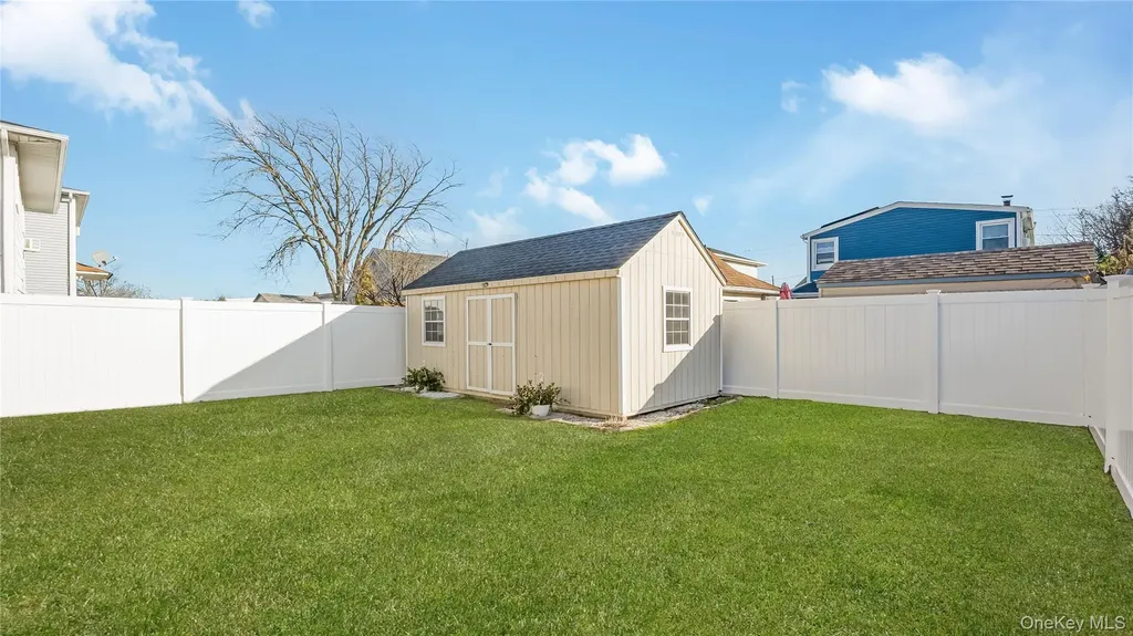 147 W Hampton Road Lindenhurst NY 11757