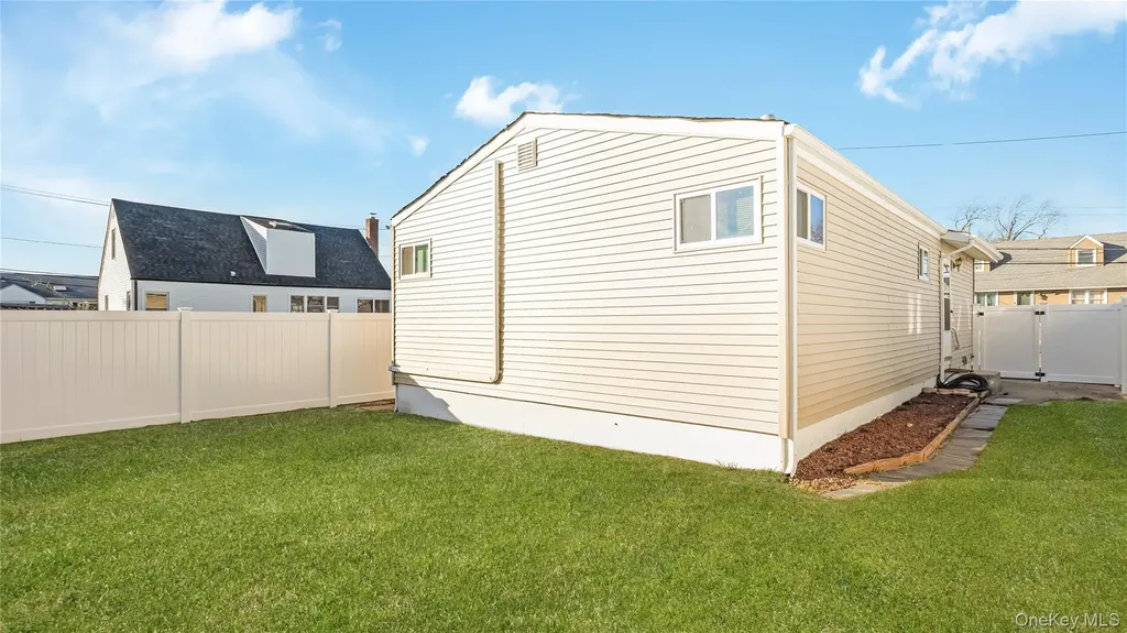 147 W Hampton Road Lindenhurst NY 11757