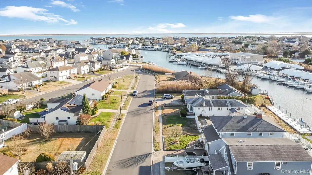 147 W Hampton Road Lindenhurst NY 11757