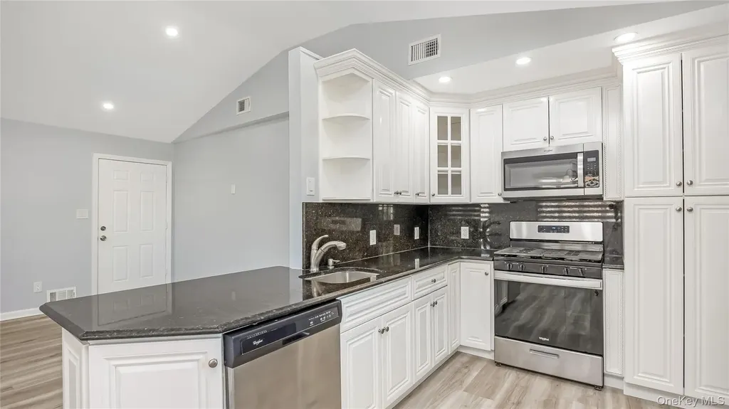 147 W Hampton Road Lindenhurst NY 11757