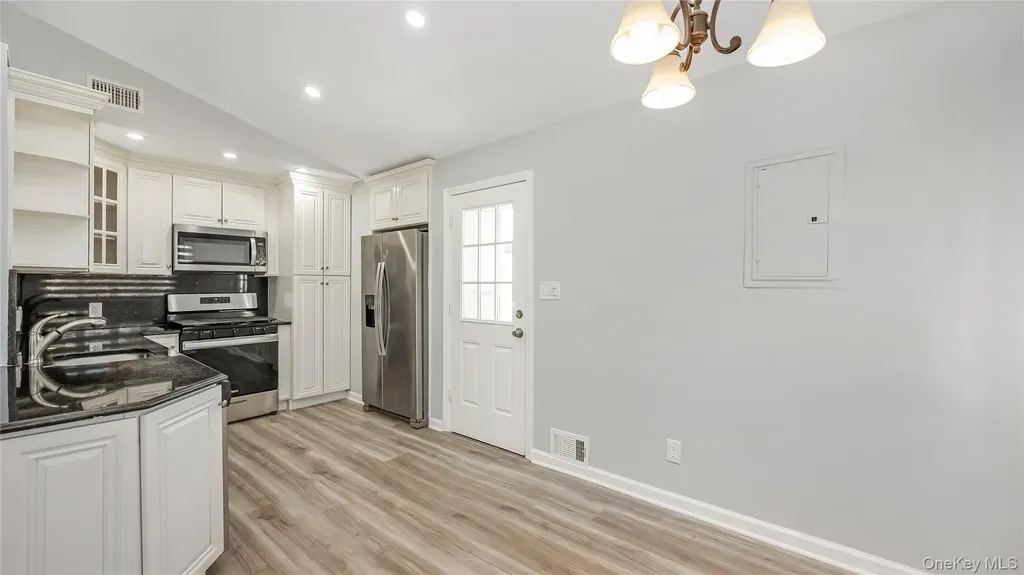 147 W Hampton Road Lindenhurst NY 11757