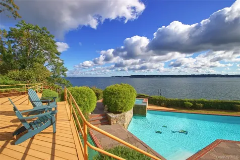 15 Gatsby Lane Great Neck NY 11024