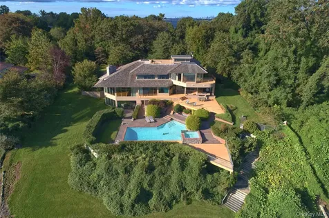 15 Gatsby Lane Great Neck NY 11024