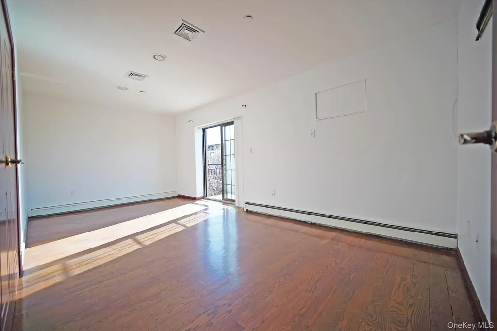 931 E 215th Street Bronx NY 10469