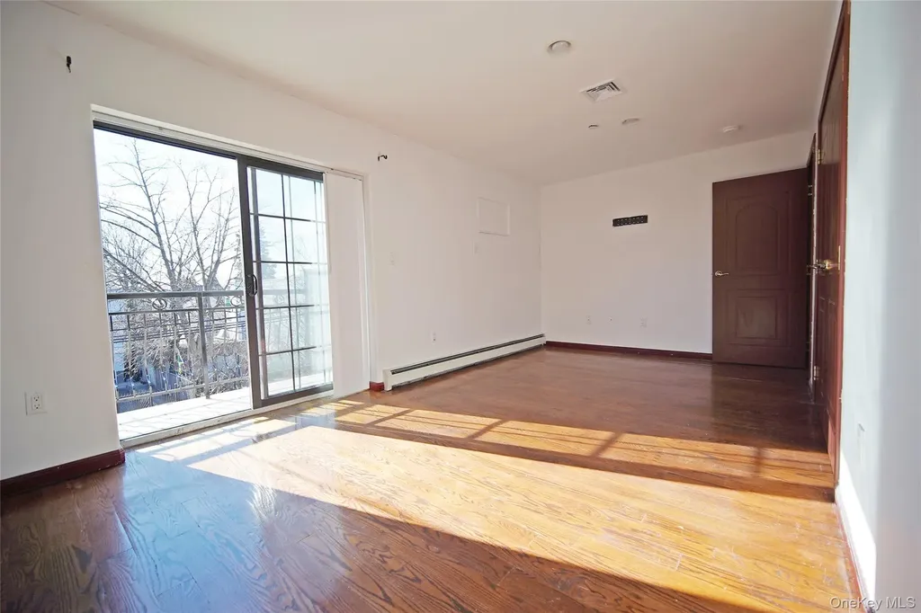 931 E 215th Street Bronx NY 10469