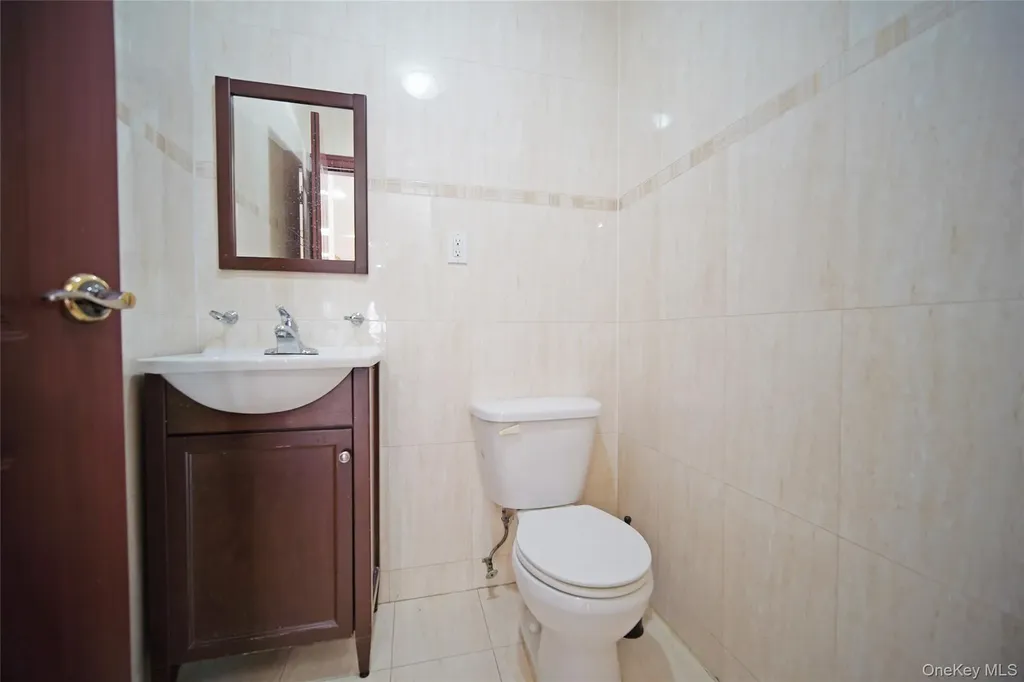931 E 215th Street Bronx NY 10469