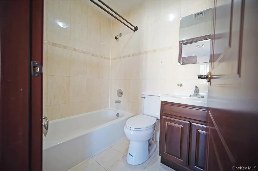 931 E 215th Street Bronx NY 10469