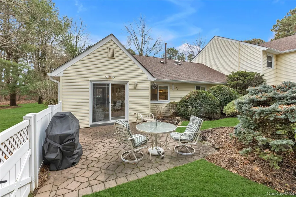 101 Dari Drive Holbrook NY 11741