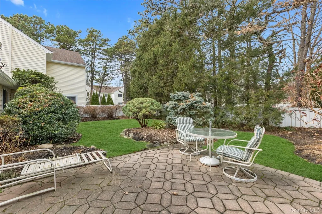 101 Dari Drive Holbrook NY 11741
