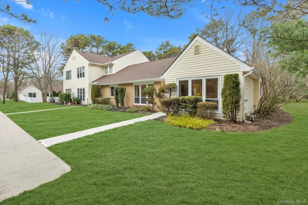 101 Dari Drive Holbrook NY 11741