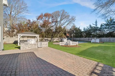 85 Fairview Avenue Bayport NY 11705