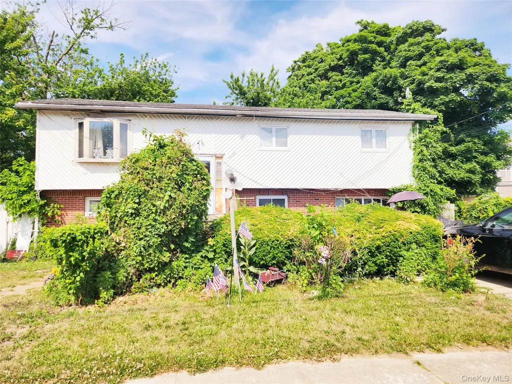 1090 Pinebrook West Hempstead NY 11552