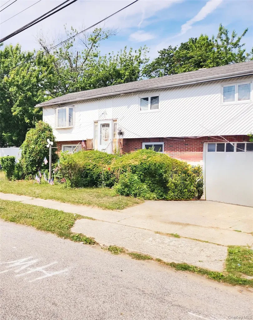 1090 Pinebrook West Hempstead NY 11552