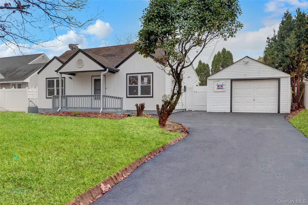 12 Carlls Path North Babylon NY 11703