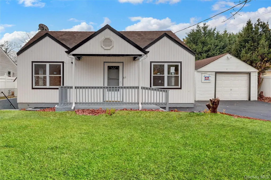 12 Carlls Path North Babylon NY 11703