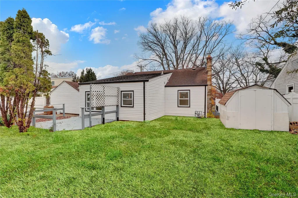 12 Carlls Path North Babylon NY 11703