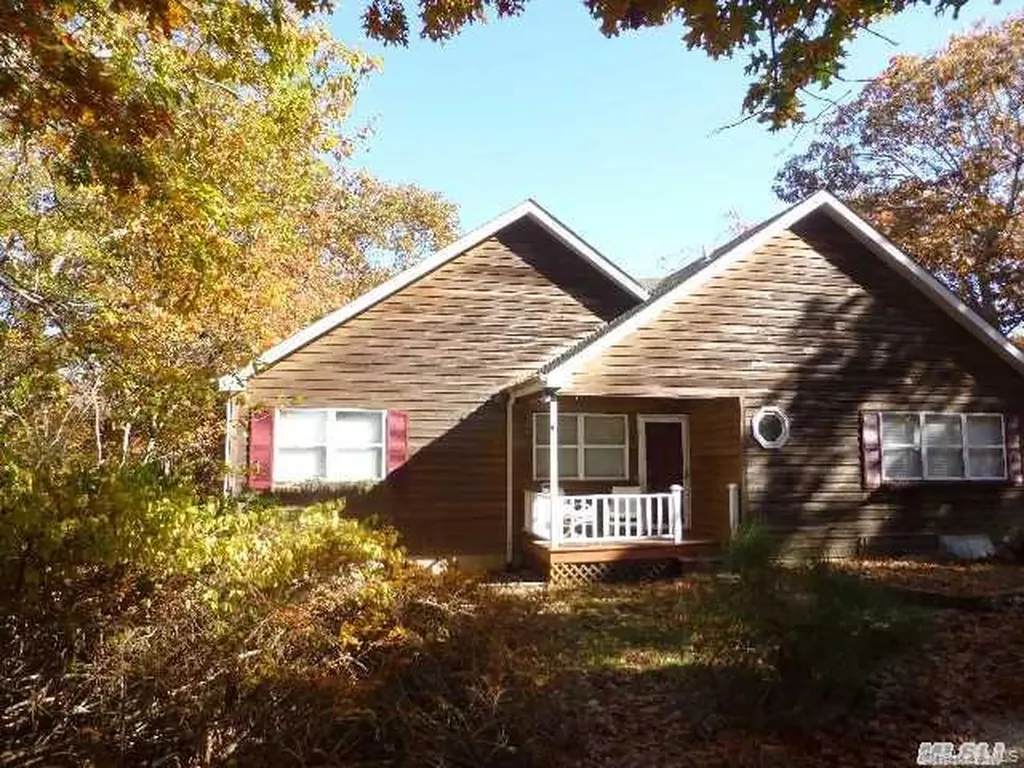 9 Woodview Way Hampton Bays NY 11946