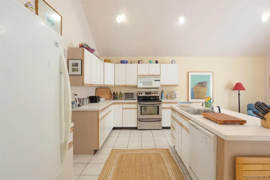 9 Woodview Way Hampton Bays NY 11946
