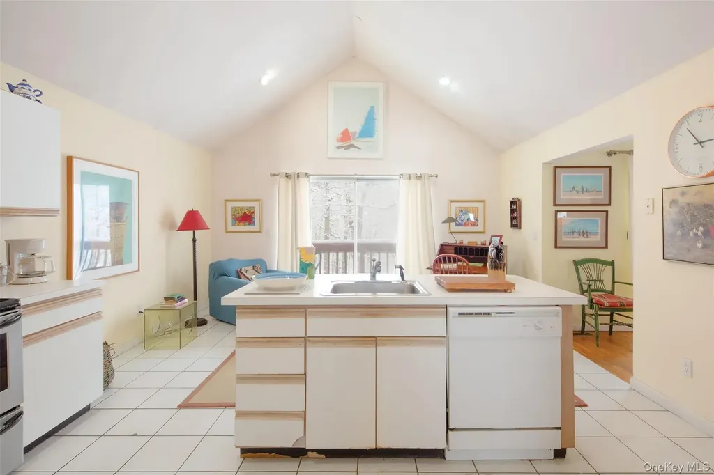 9 Woodview Way Hampton Bays NY 11946