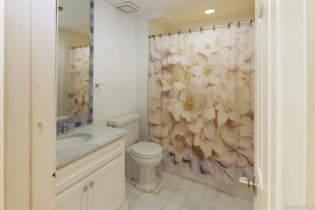 9 Woodview Way Hampton Bays NY 11946