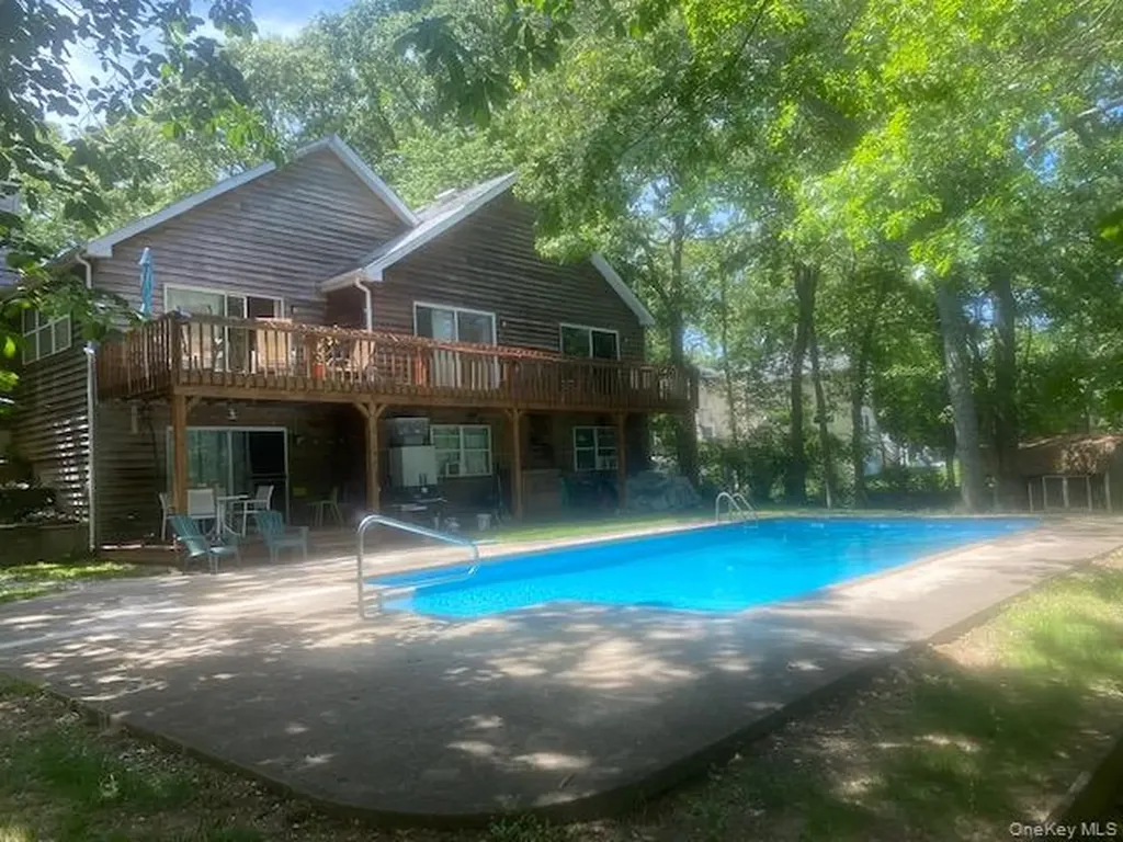 9 Woodview Way Hampton Bays NY 11946