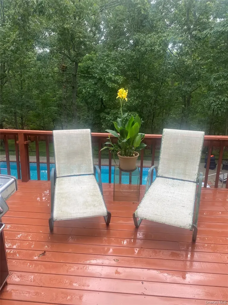9 Woodview Way Hampton Bays NY 11946
