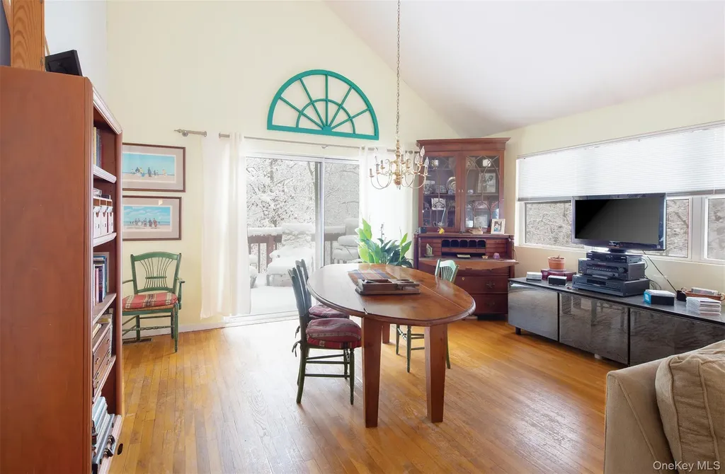 9 Woodview Way Hampton Bays NY 11946