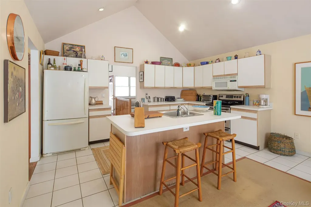 9 Woodview Way Hampton Bays NY 11946
