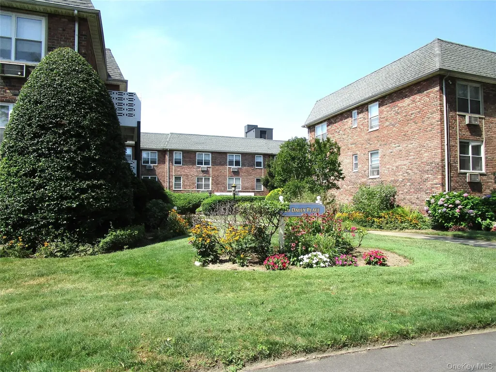 20 Daley Place Lynbrook NY 11563