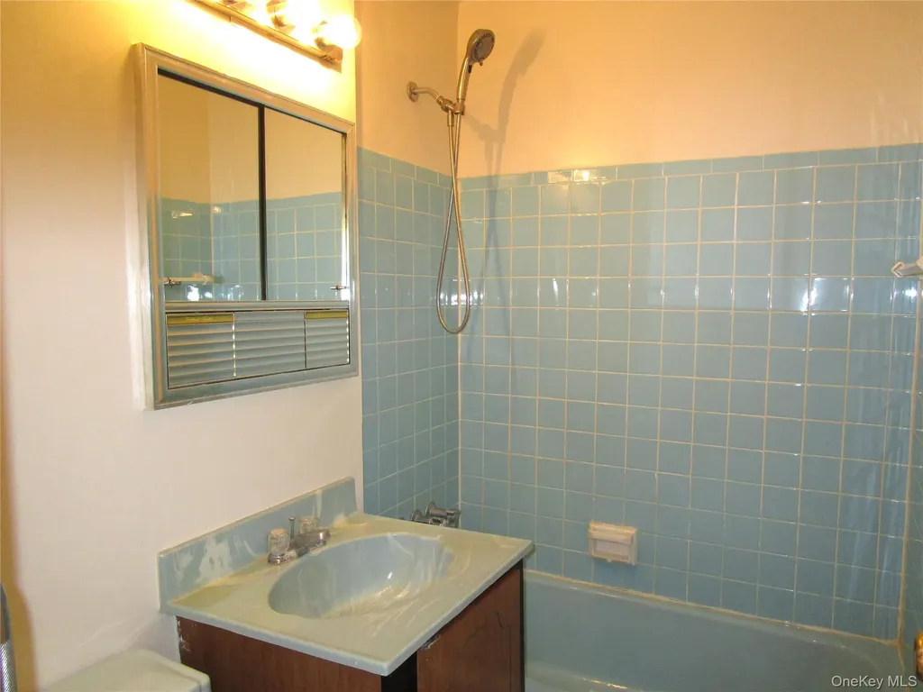 20 Daley Place Lynbrook NY 11563